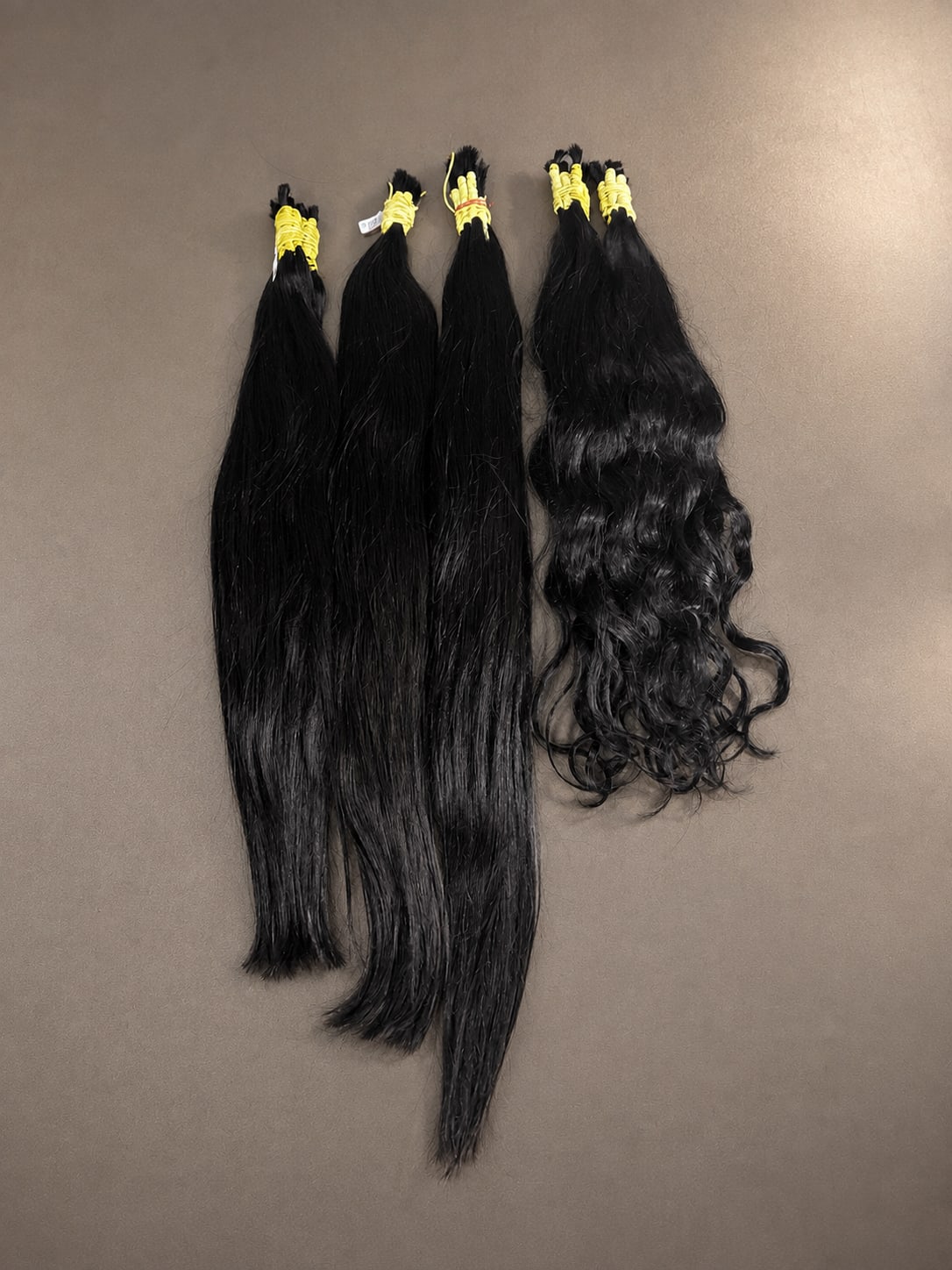 Mechas de cabelos brasileiros lisos e ondulados em diferentes comprimentos.
