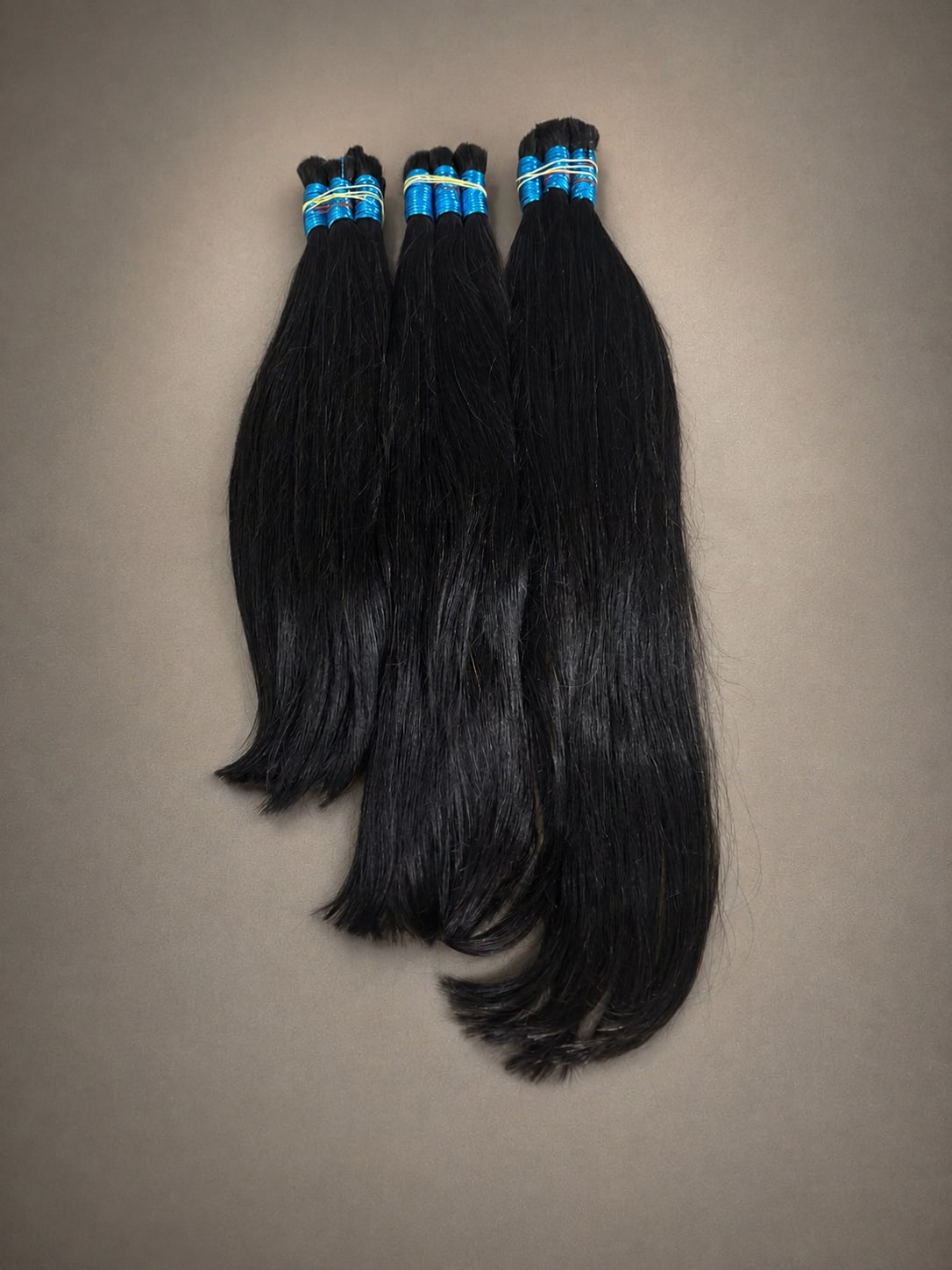 Mechas de cabelos indianos lisos em diferentes comprimentos.