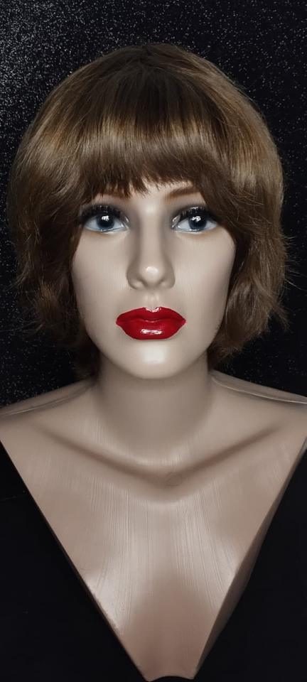 Modelo de peruca feminina — curta com franja.