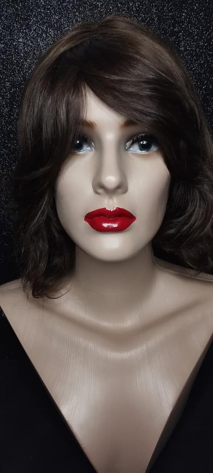 Modelo de peruca feminina — média ondulada.