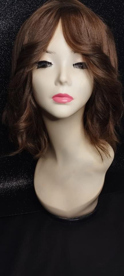 Modelo de peruca feminina — média ondulada com franja lateral.
