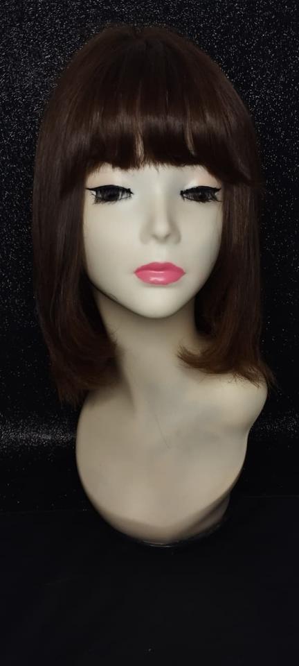 Modelo de peruca feminina — franja reta.
