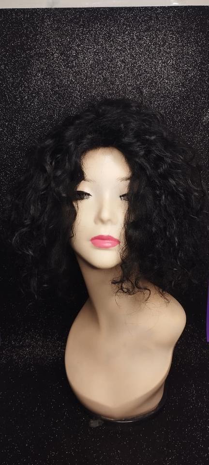 Modelo de peruca feminina — cacheada preta.