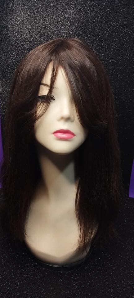 Modelo de peruca feminina — longa lisa com franja lateral.